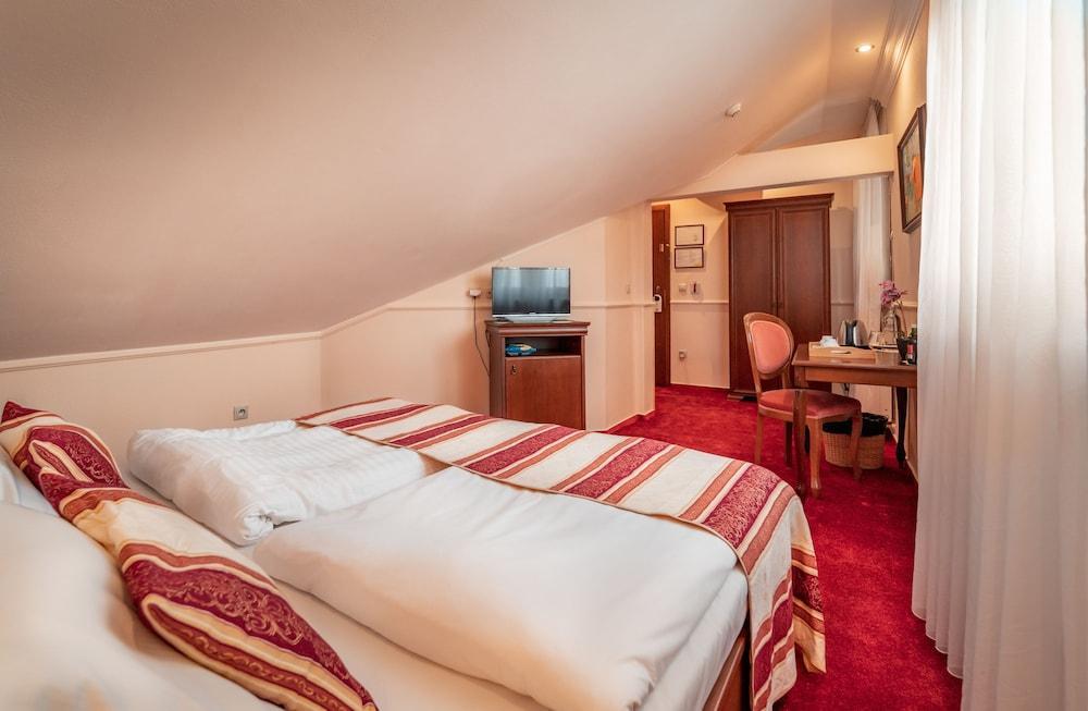 Hotel Capital With Private Wellness Нитра Екстериор снимка