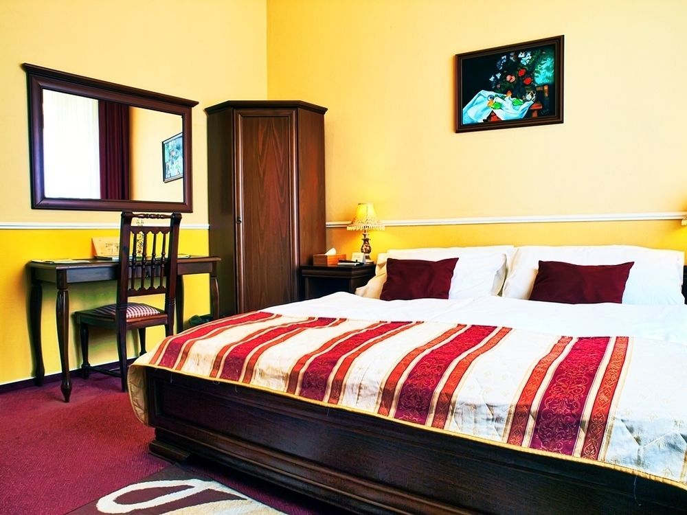 Hotel Capital With Private Wellness Нитра Екстериор снимка