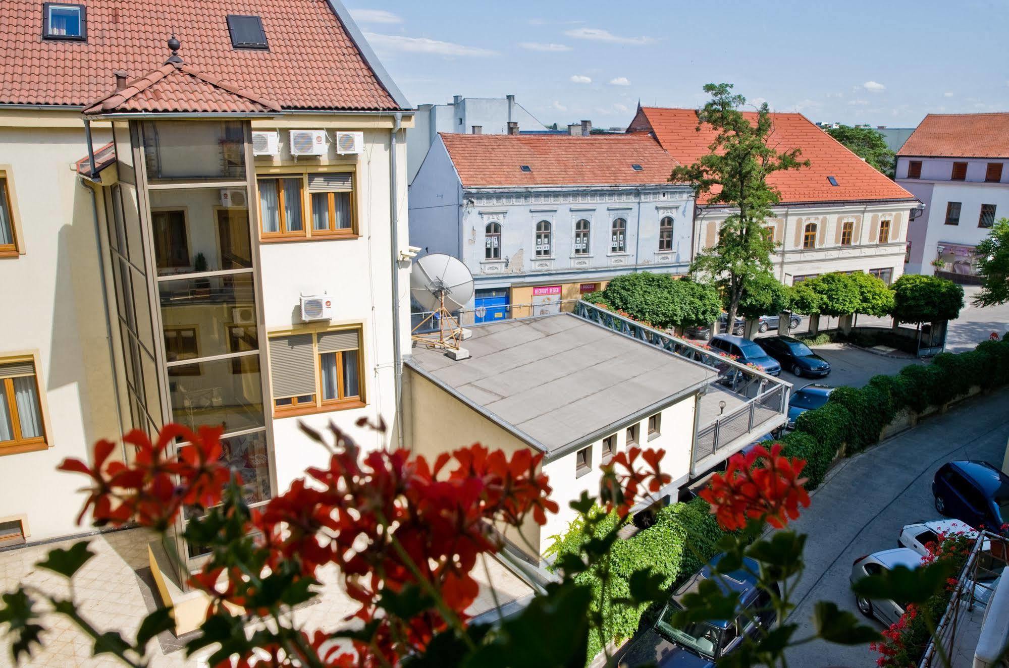 Hotel Capital With Private Wellness Нитра Екстериор снимка