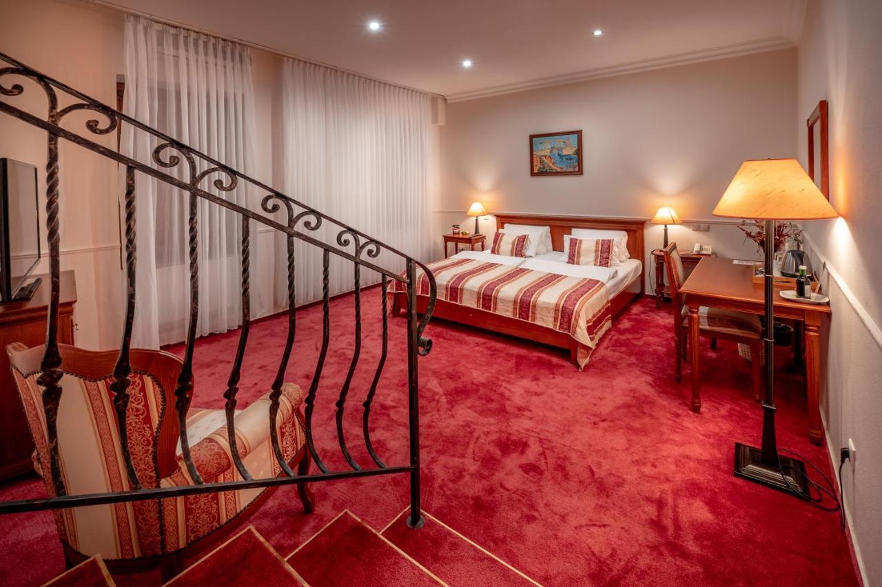 Hotel Capital With Private Wellness Нитра Екстериор снимка