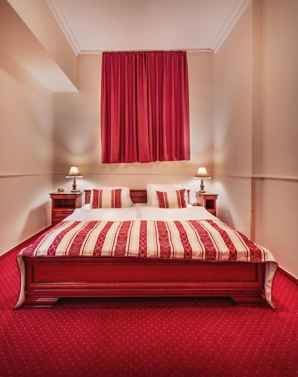 Hotel Capital With Private Wellness Нитра Екстериор снимка